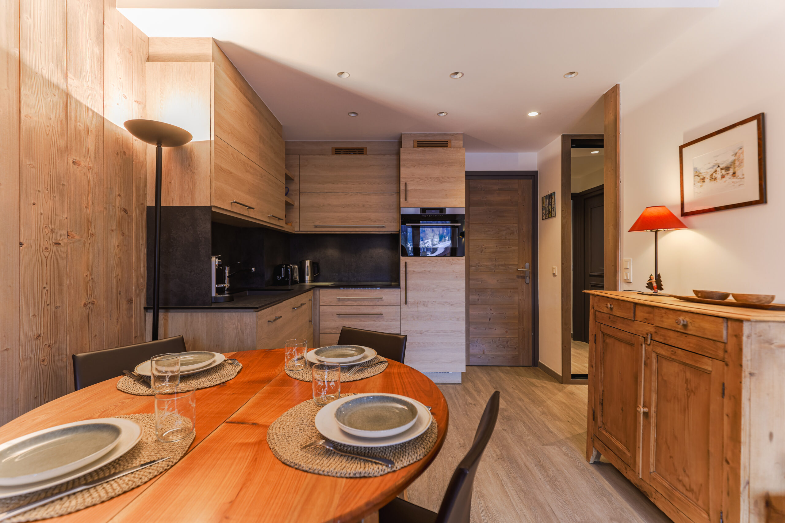 Cuisine entièrement équipée avec électroménager moderne pour séjour en autonomie à Megève.