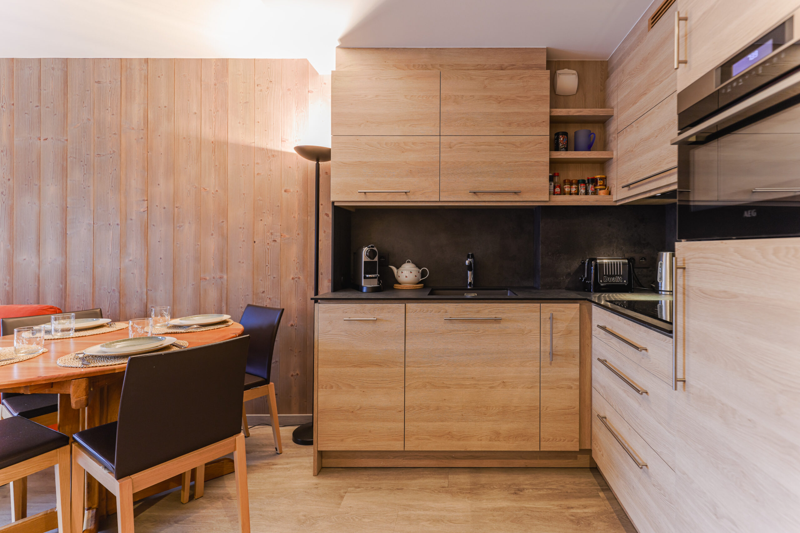 Cuisine entièrement équipée avec électroménager moderne pour séjour en autonomie à Megève.