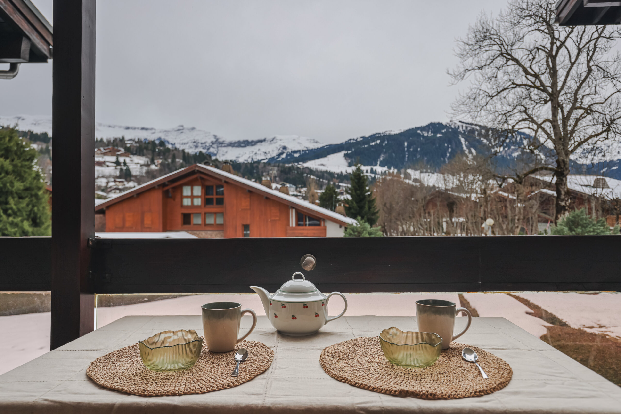 Grand balcon ensoleillé avec vue panoramique sur les massifs du Mont d'Arbois et de Rochebrune à Megève.