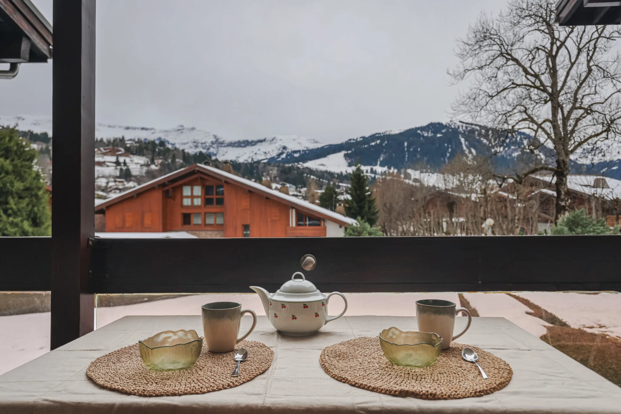 Grand balcon ensoleillé avec vue panoramique sur les massifs du Mont d'Arbois et de Rochebrune à Megève.