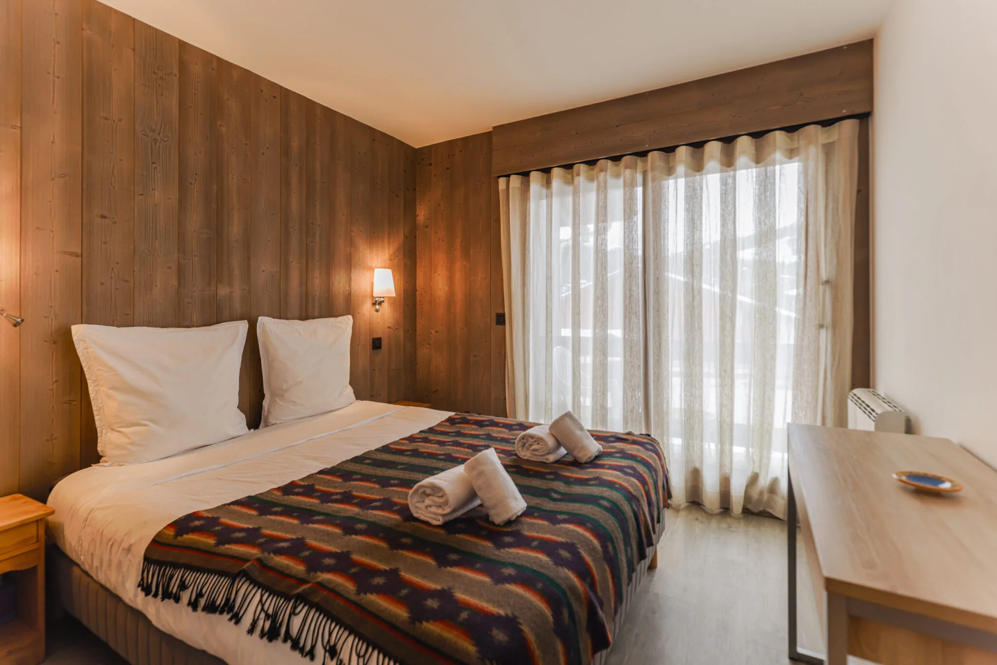 Chambre principale calme et sobre avec lit double de qualité supérieure, 4REST Conciergerie.