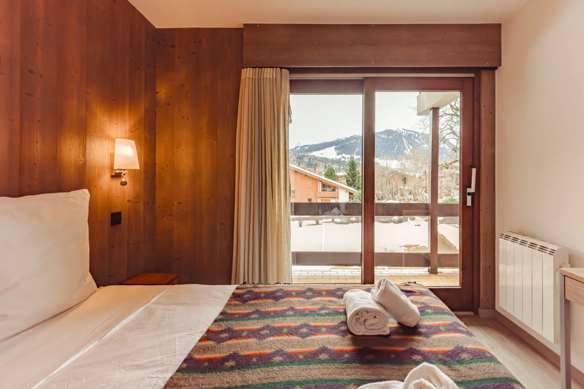 Chambre principale calme et sobre avec lit double de qualité supérieure, 4REST Conciergerie.