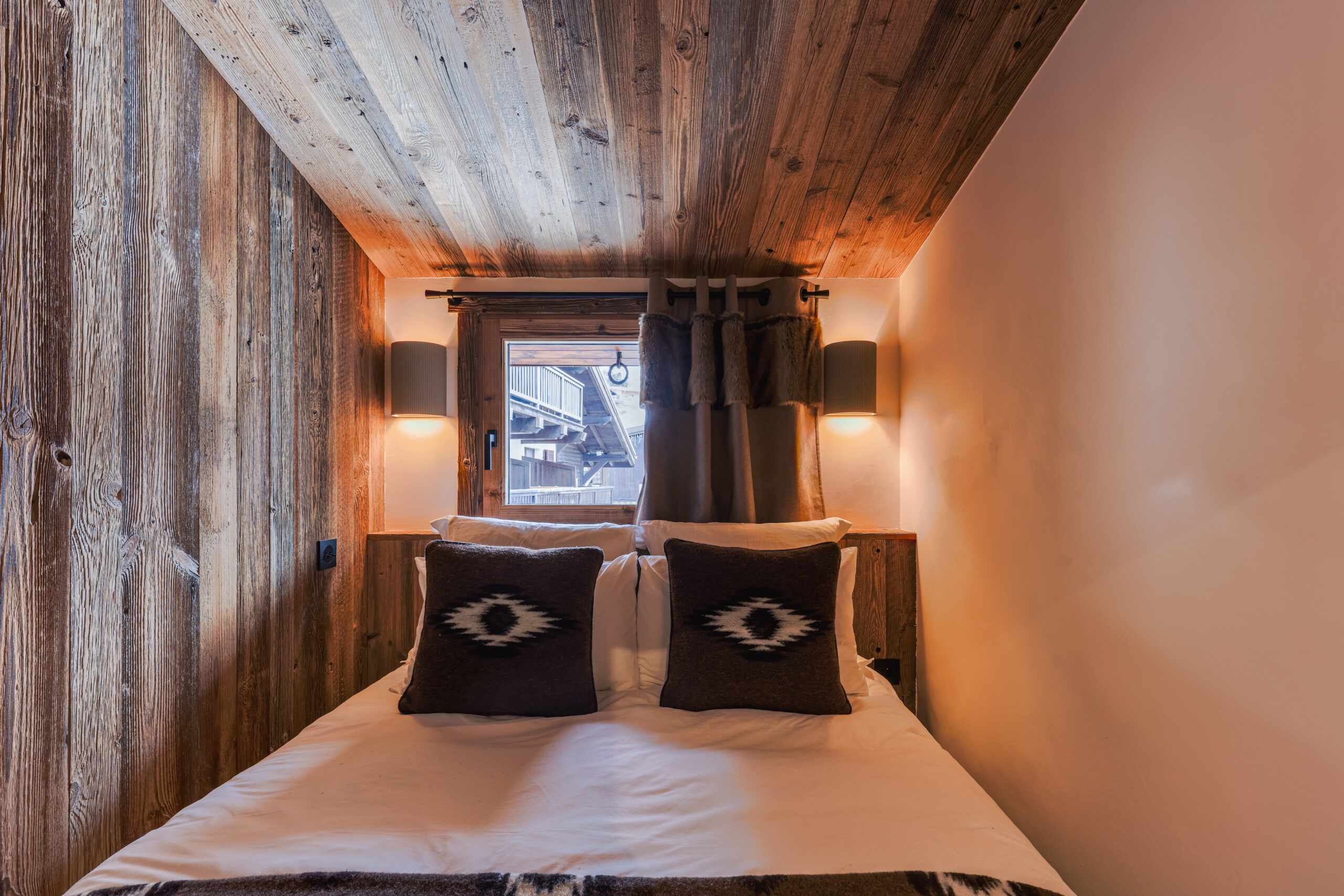 Chambre cosy avec lit Queen size dans un appartement de charme à Megève.