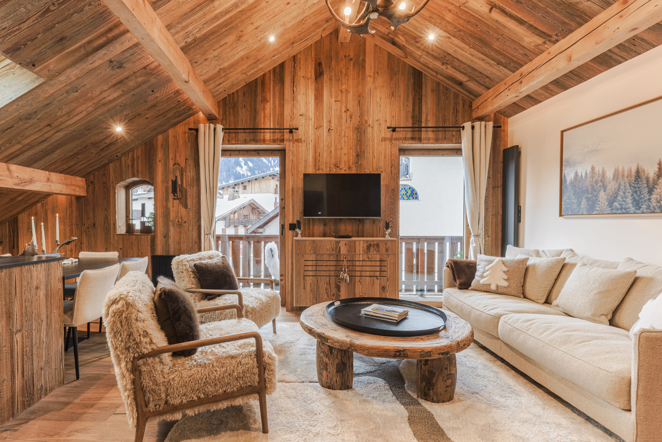 Salon d'un appartement de luxe rénové en vieux bois sous les toits à Megève.