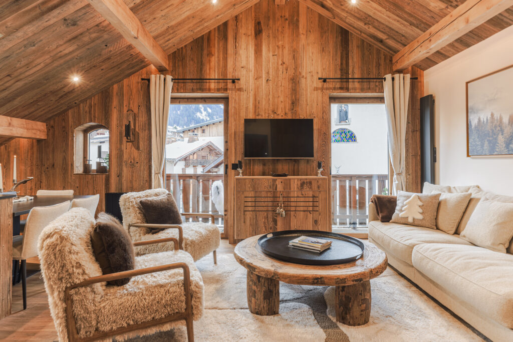 Salon d'un appartement de luxe rénové en vieux bois sous les toits à Megève.