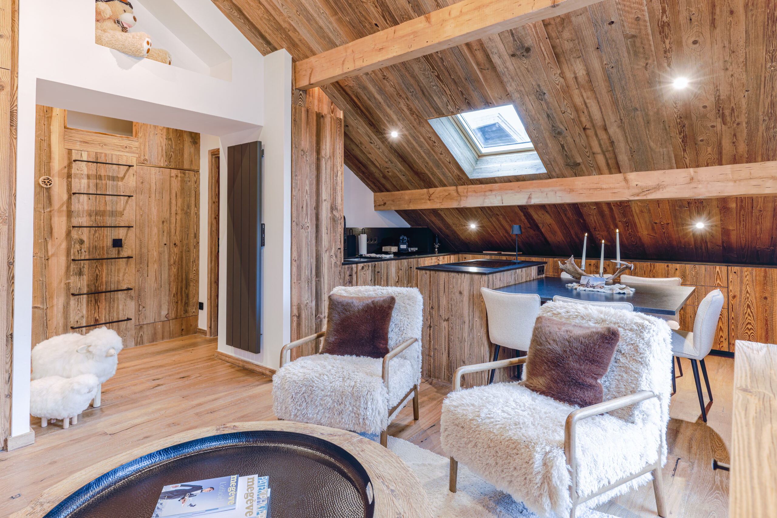 Salon d'un appartement de luxe rénové en vieux bois sous les toits à Megève.