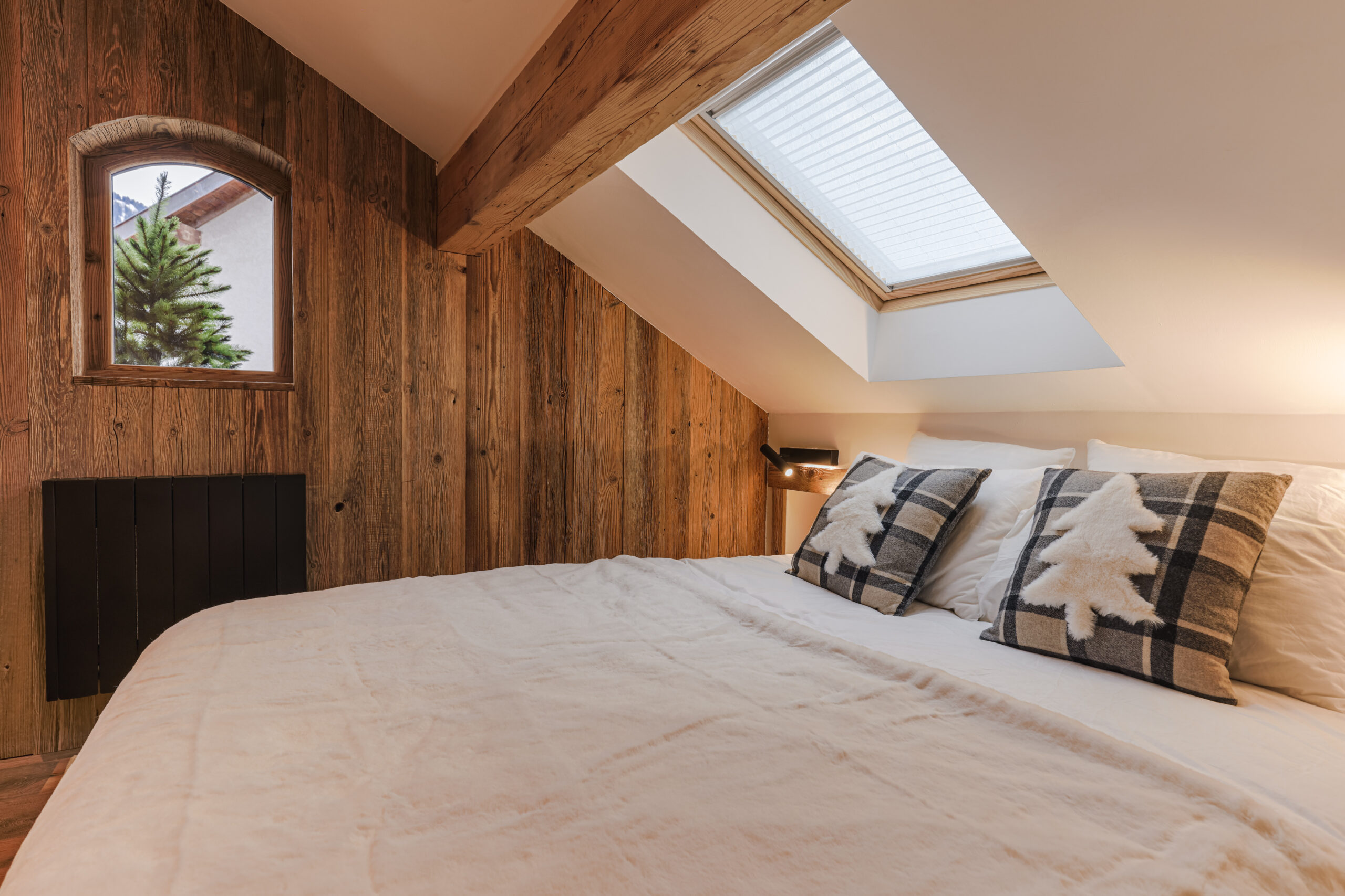 Lit préparé avec soin et linge de maison de qualité supérieure, service conciergerie 4REST.