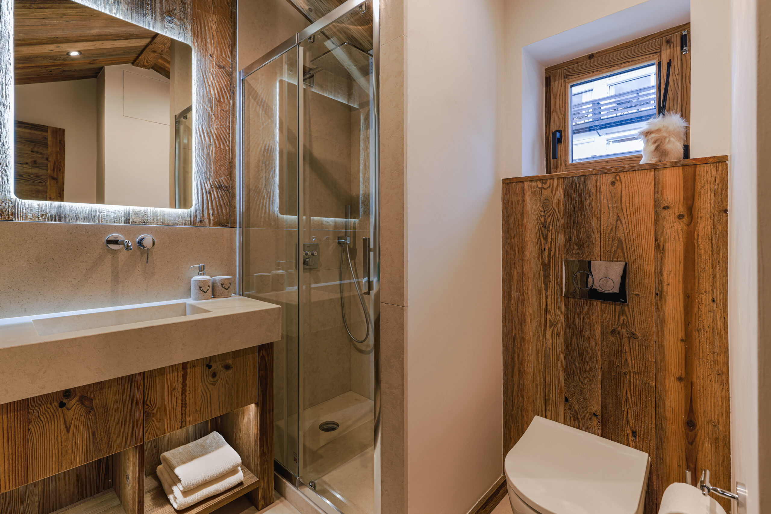 Salle d'eau contemporaine avec douche à l'italienne, appartement de standing à Megève.