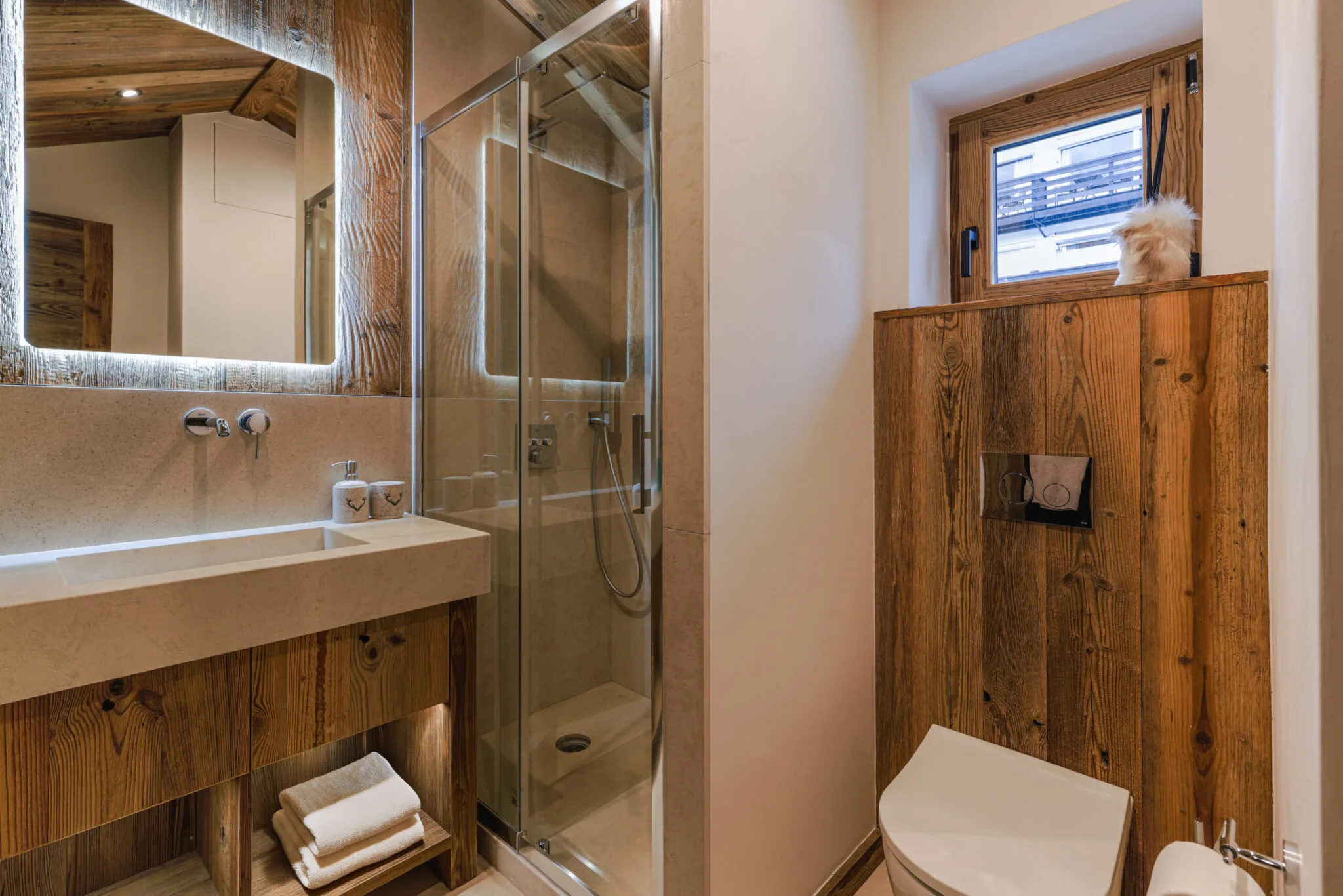 Salle d'eau contemporaine avec douche à l'italienne, appartement de standing à Megève.