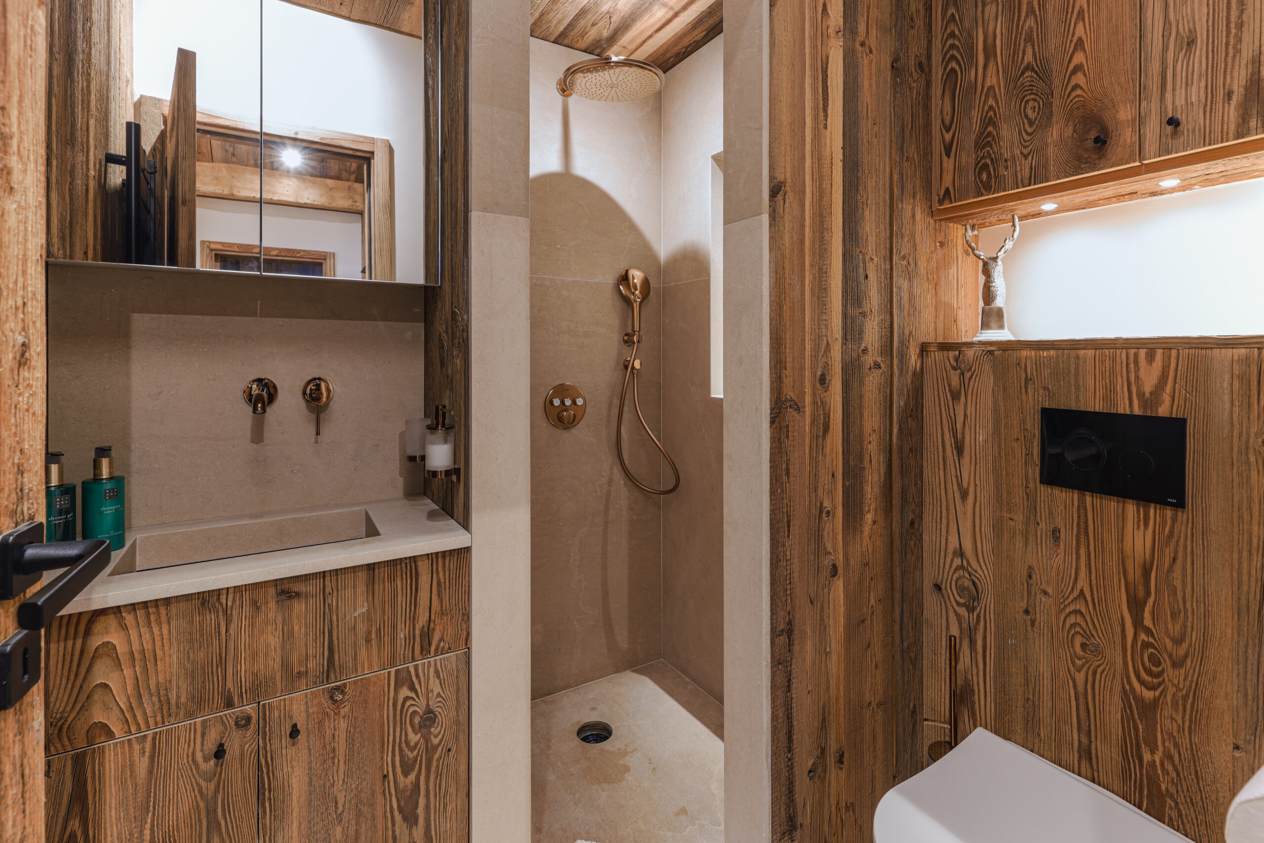 Salle d'eau contemporaine avec douche à l'italienne, appartement de standing à Megève.