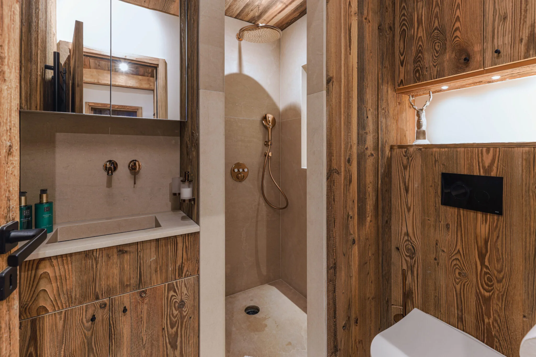 Salle d'eau contemporaine avec douche à l'italienne, appartement de standing à Megève.