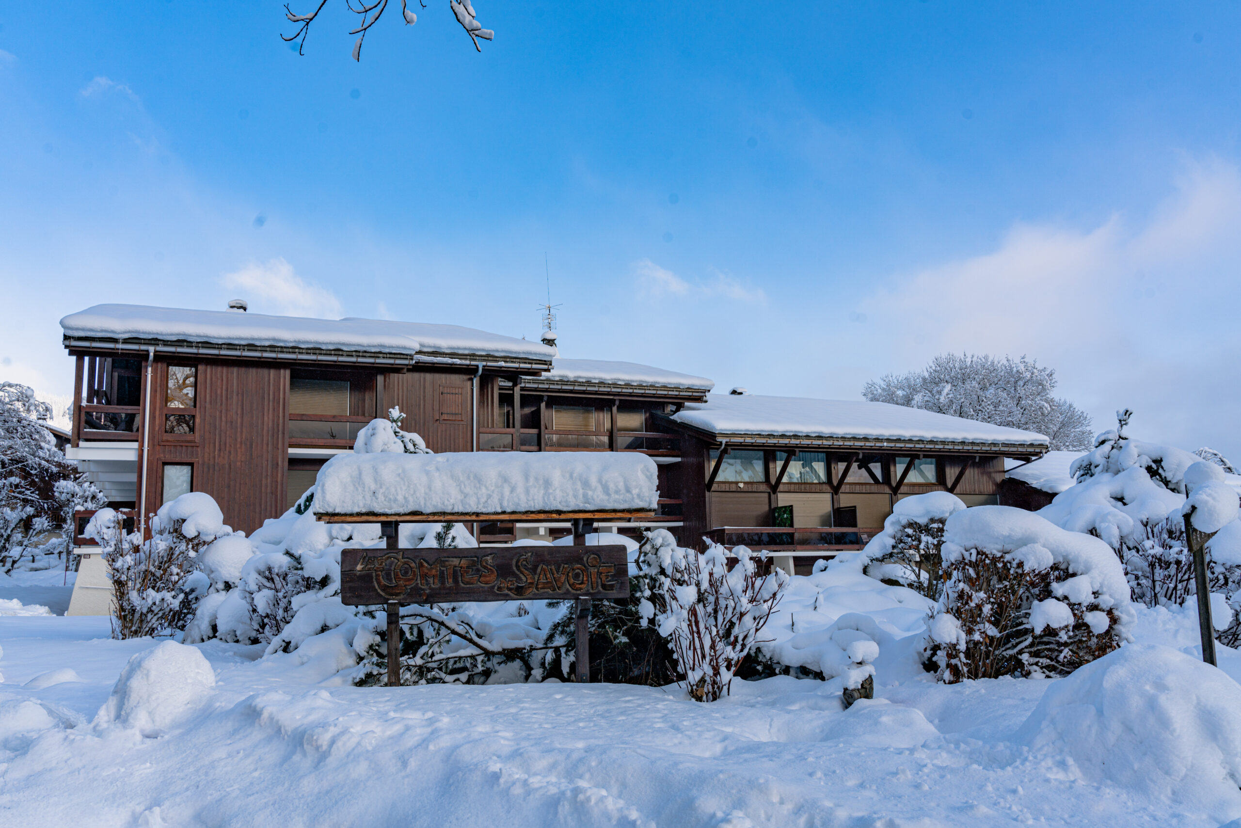 Façade de la résidence Les Comptes de Savoie dans le quartier calme des Planes à Megève.