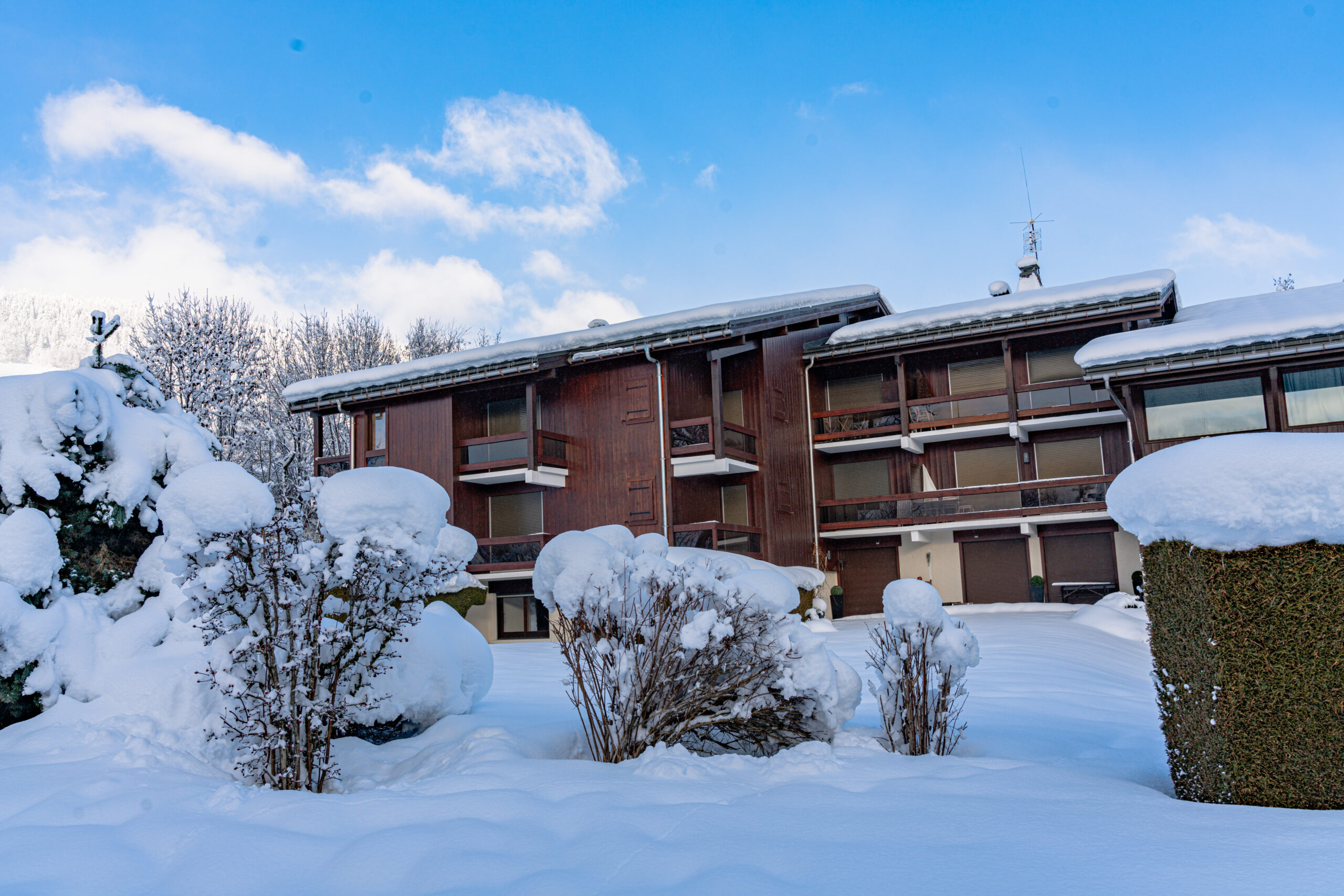 Place de parking privée réservée aux locataires au pied de la résidence au Jaillet.