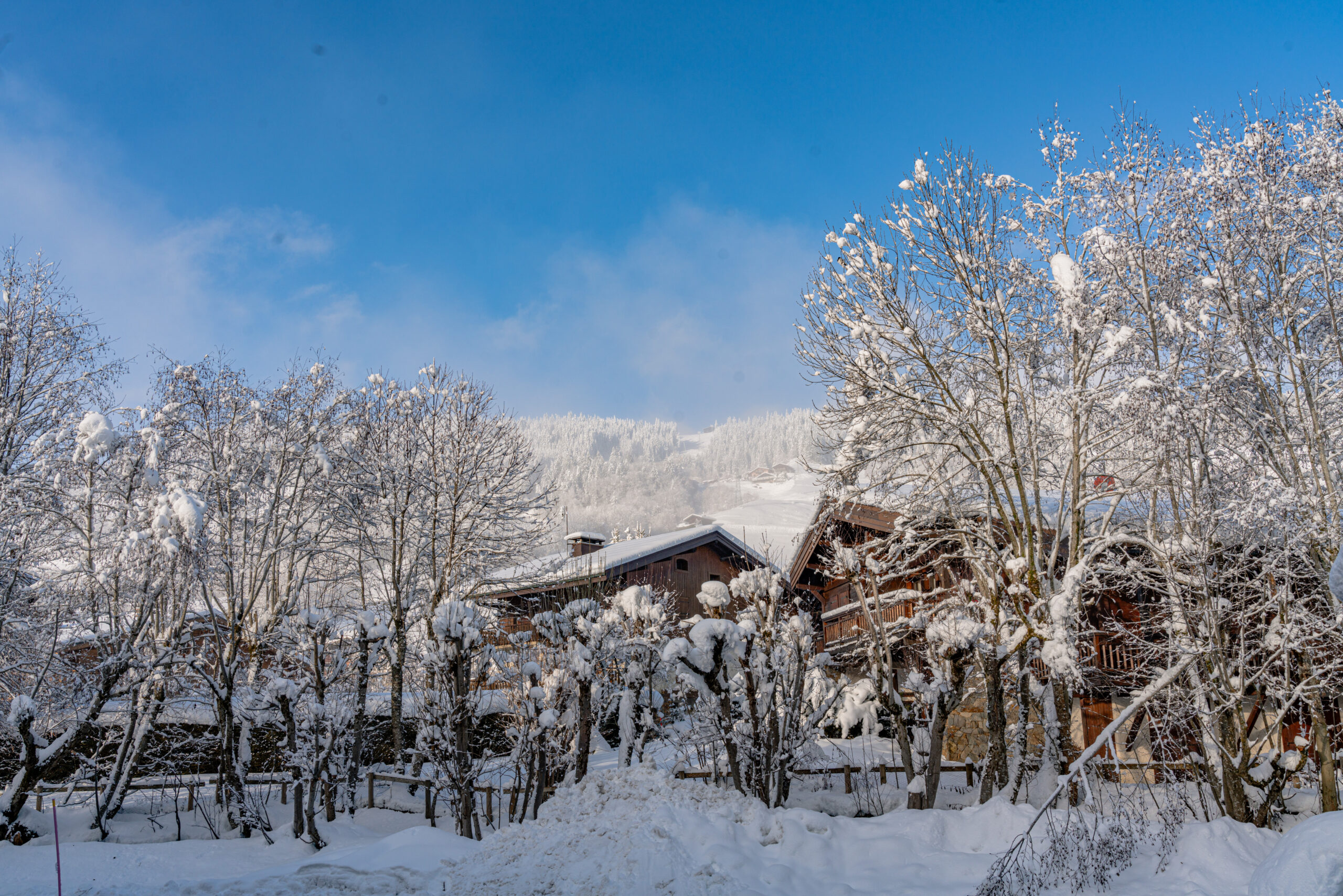Vue dégagée sur les montagnes depuis le secteur résidentiel du Jaillet, location de vacances Megève.