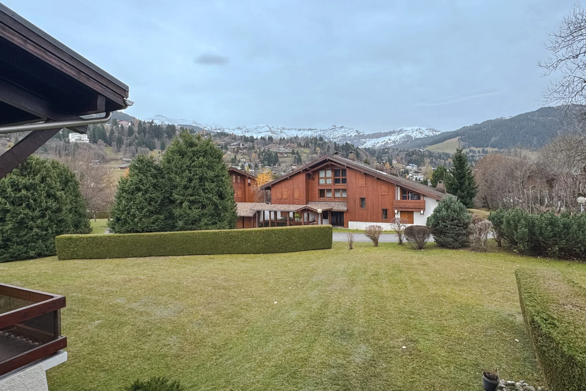 Vue dégagée sur les montagnes depuis le secteur résidentiel du Jaillet, location de vacances Megève.