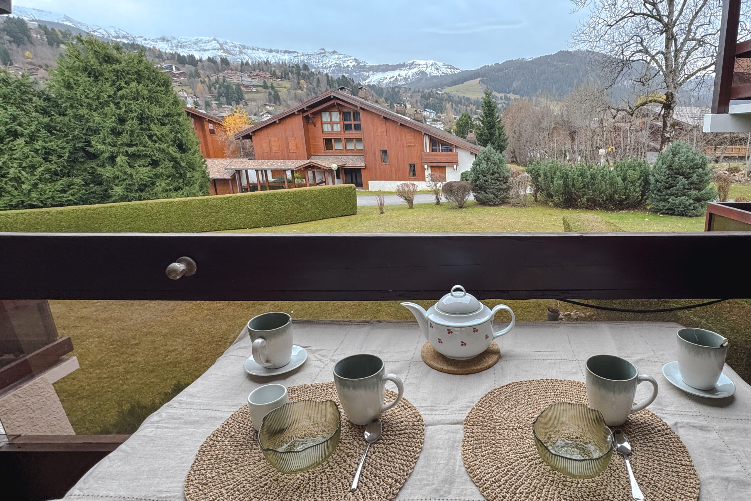 Grand balcon ensoleillé avec vue panoramique sur les massifs du Mont d'Arbois et de Rochebrune à Megève.