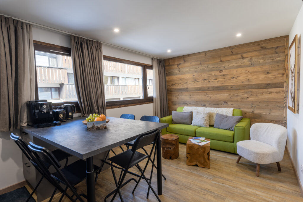 Espace repas et pièce à vivre raffinée dans l'appartement de standing Les Caribous à Megève.