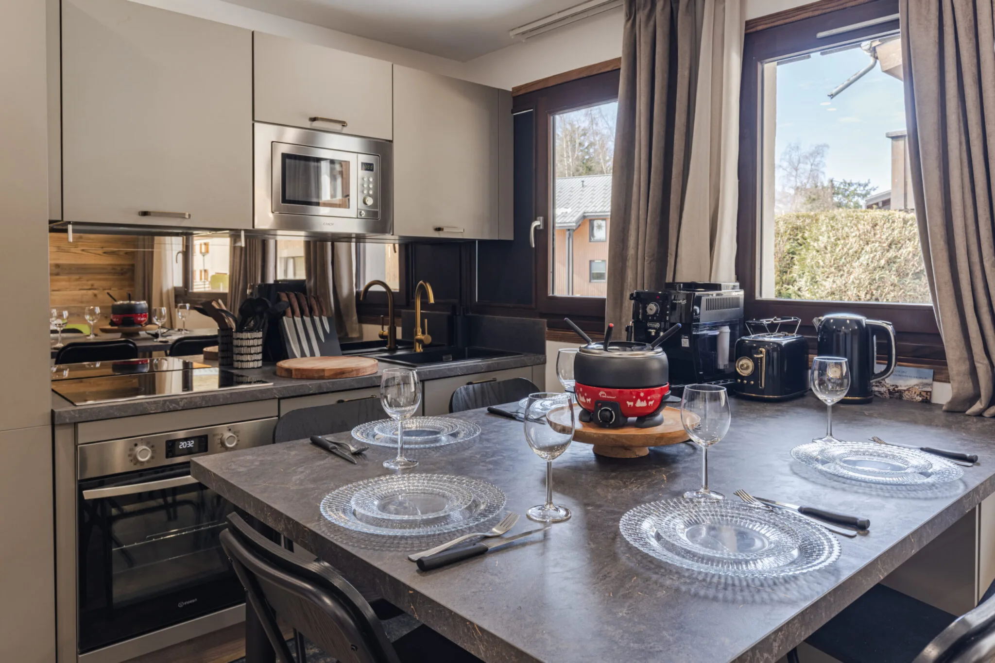 cuisine équipée et fonctionnelle, appartement Les Caribous, Megève.