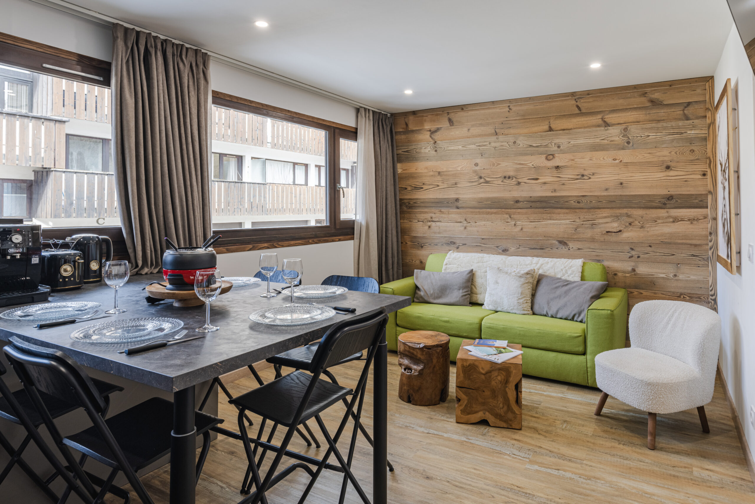 Salon chaleureux avec décoration boisée et ambiance montagne à l'appartement Les Caribous, Megève.