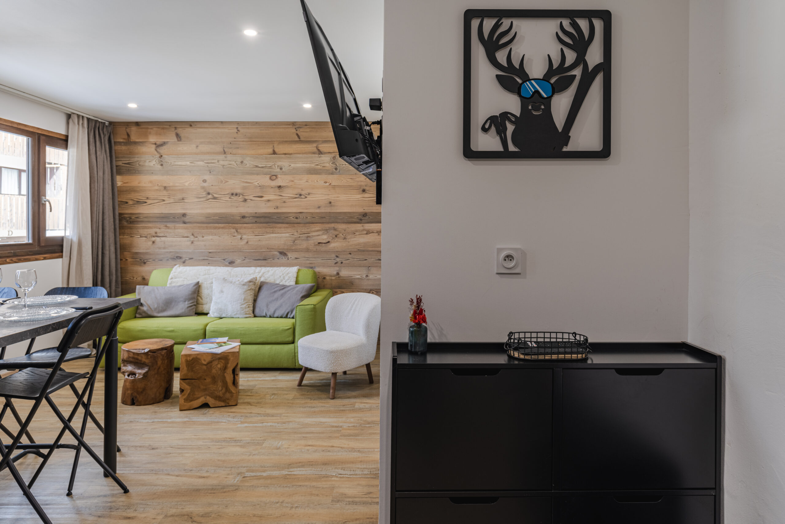 Détail de la décoration montagnarde et boisée de la conciergerie 4Rest à Megève.