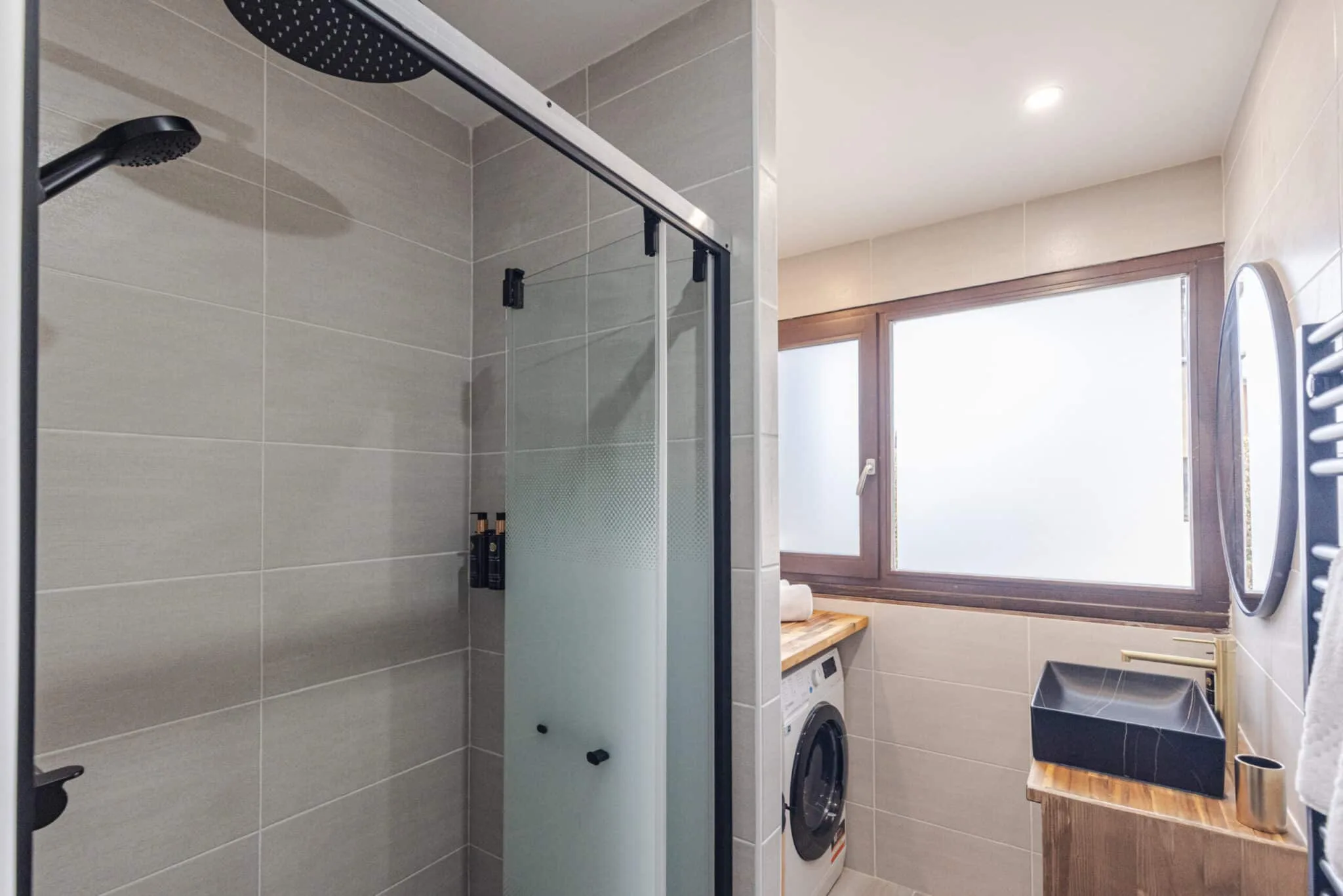salle de bain fonctionnelle avec lave linge, location praz-sur-arly les caribous